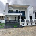 Contemporary 5 Bedroom Fully Detached Duplex For sale