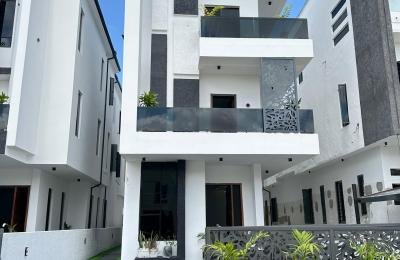 Contemporary 5 Bedroom Fully Detached Duplex For sale